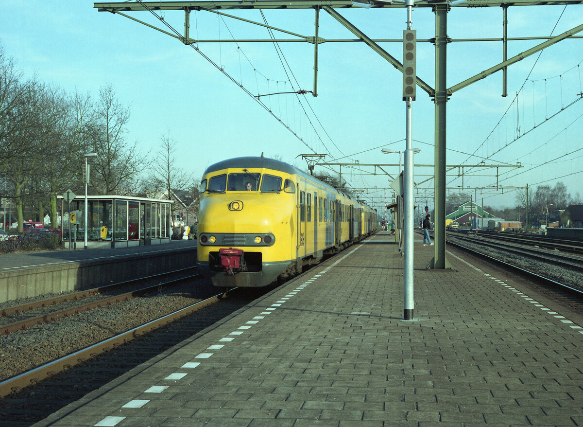 NS 907 + 909 als Zug 4463 (Zevenaar - 's-Hertogenbosch) abfahrbereit am Bahnsteig in Zevenaar am 06.03.1989. Dieser Einsatz war Planmässig. Scanbild 214.7183, Kodak Ektacolor Gold.