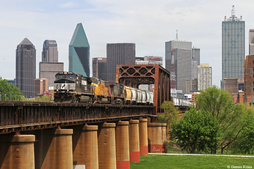 NS 9412 (Dash 9-40CW), UP 4231, UP 6192 mit einem Güterzug am 10.04.2015 in Dallas, Texas.