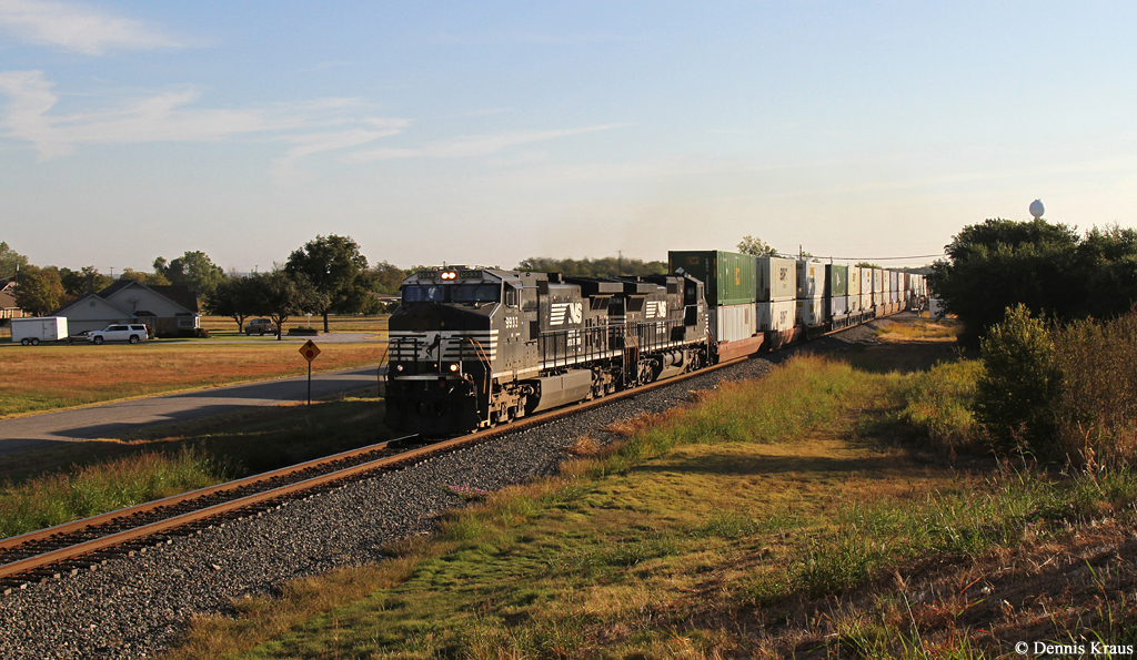 NS 9933 + 8427 mit Containerzug am 07.10.2015 bei Copeville, Texas.