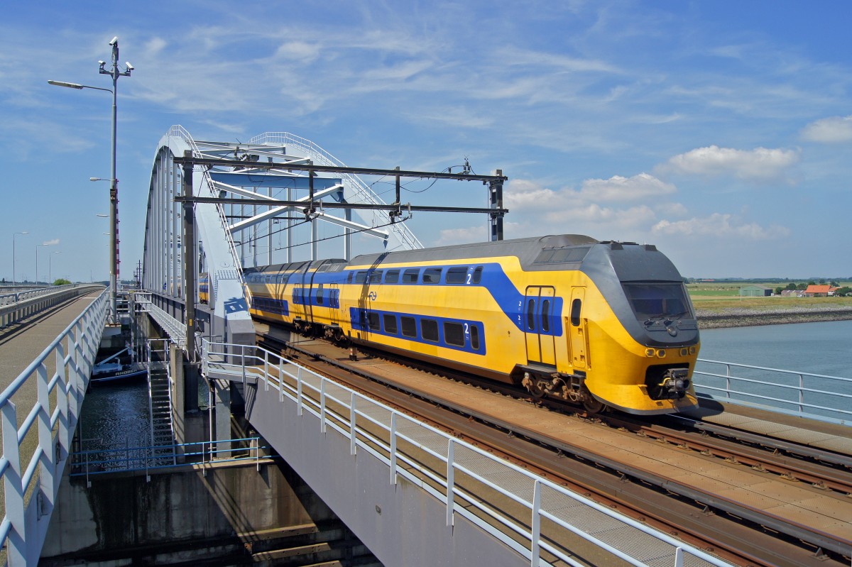 NS DD-IRM Regiorunner überfährt am 16.07.2014 den Kanool door Zuid-Beveland