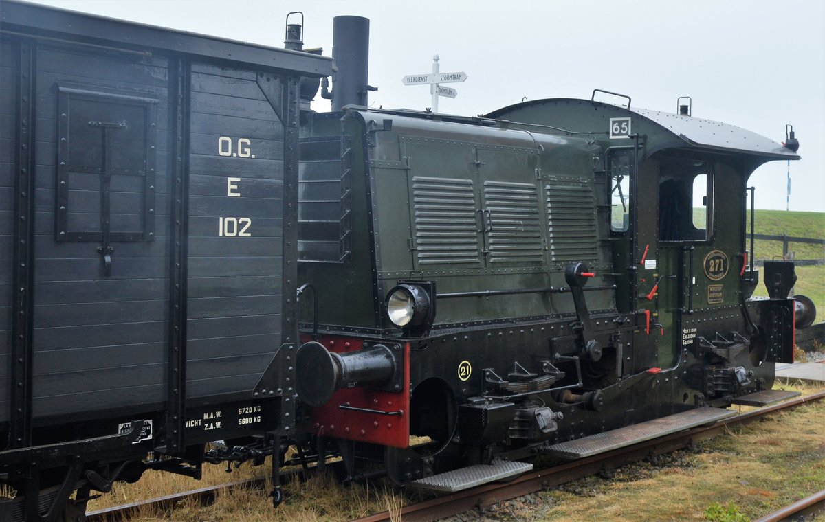 NS Diesellok 271 bei der  Stoomtram Hoorn-Medemblik  am 02.06.2018 im Bahnhof Medemblik.
Lok Baujahr 1936, Leistung 85 PS, Gewicht 21 t, Länge über Puffer 7,22 m, Höchstgeschwindigkeit 60 km/h