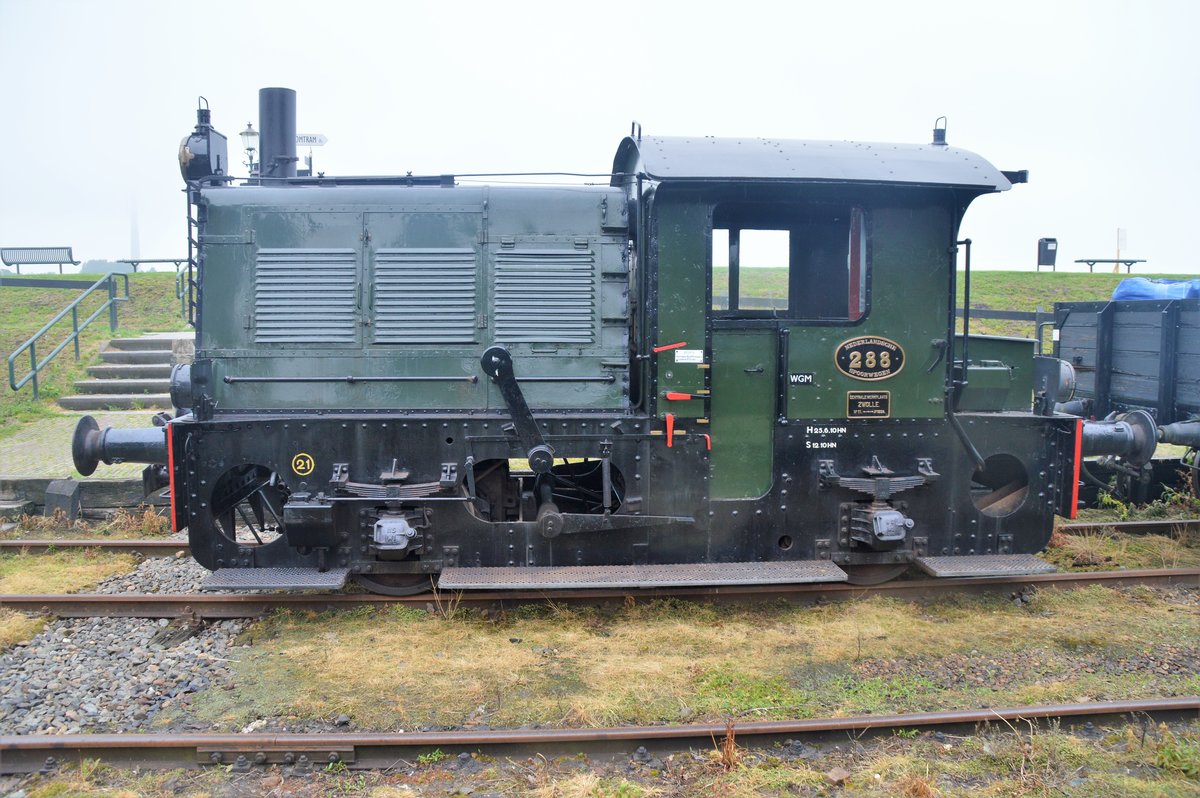 NS Diesellok 288 bei der  Stoomtram Hoorn-Medemblik  am 02.06.2018 bei einem Arbeitseinsatz im Bahnhof Medemblik.
Lok Baujahr 1938, Leistung 85 PS, Gewicht 21 t, Länge über Puffer 7,22 m, Höchstgeschwindigkeit 60 km/h