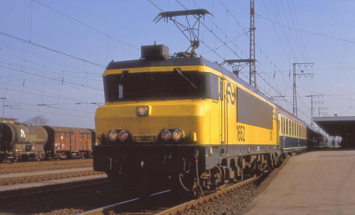 NS Elektrolok 1652 hat am 2.3.1988 um 16.52 Uhr im Grenzbahnhof Emmerich sich vor den D 304 nach Amsterdam gesetzt.