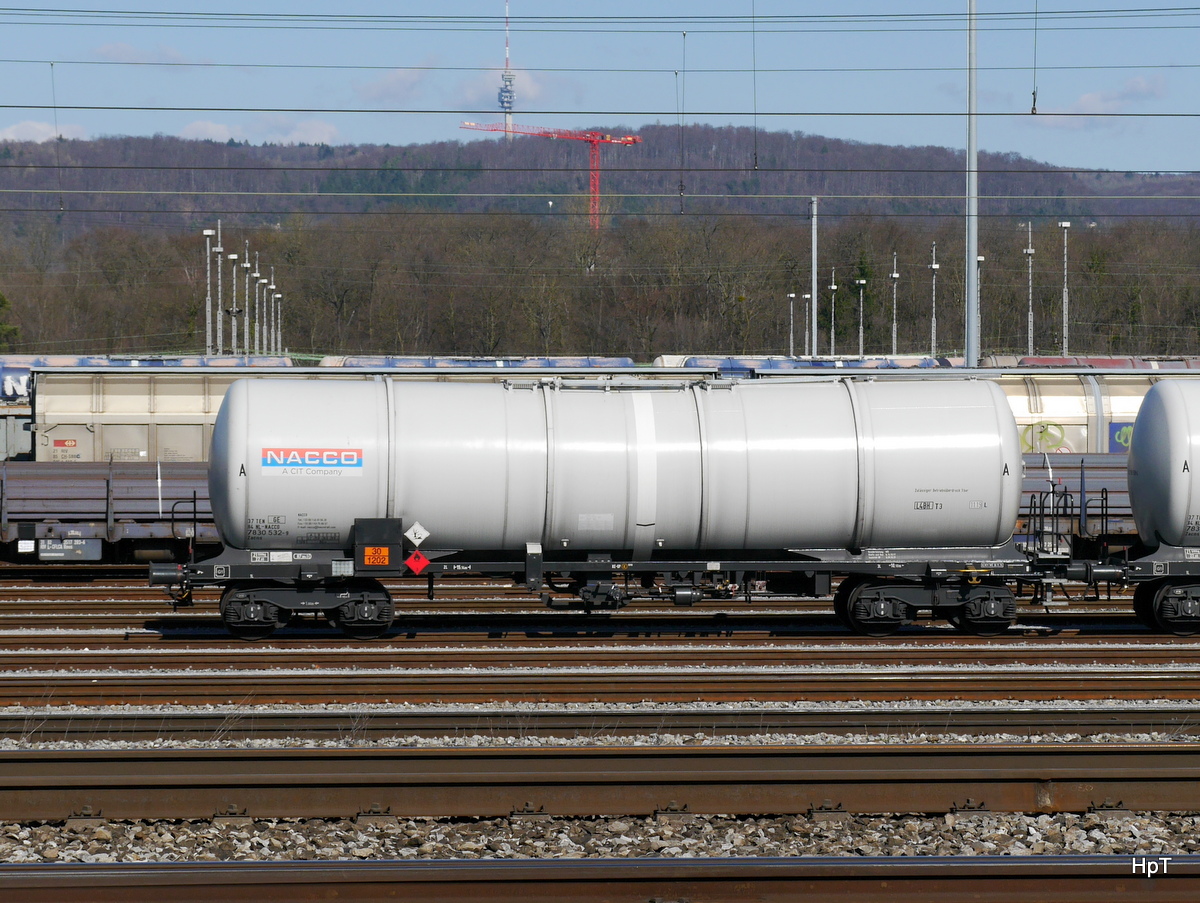 NS - Güterwagen Typ Zacns  37 84 783 0 532-9 im Güterbahnhof von Muttenz am 10.03.2017