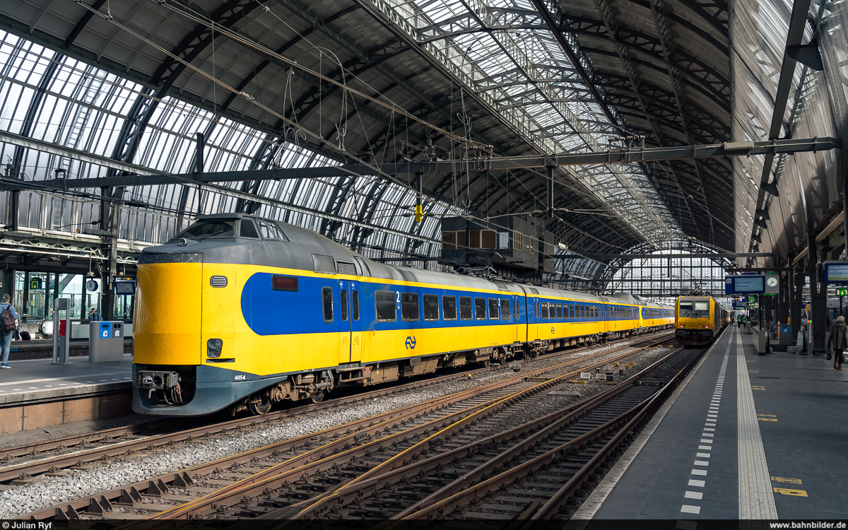 NS ICM 4054 / Amsterdam Centraal, 13. April 2022<br>
IC Amsterdam Centraal - Almere Centrum