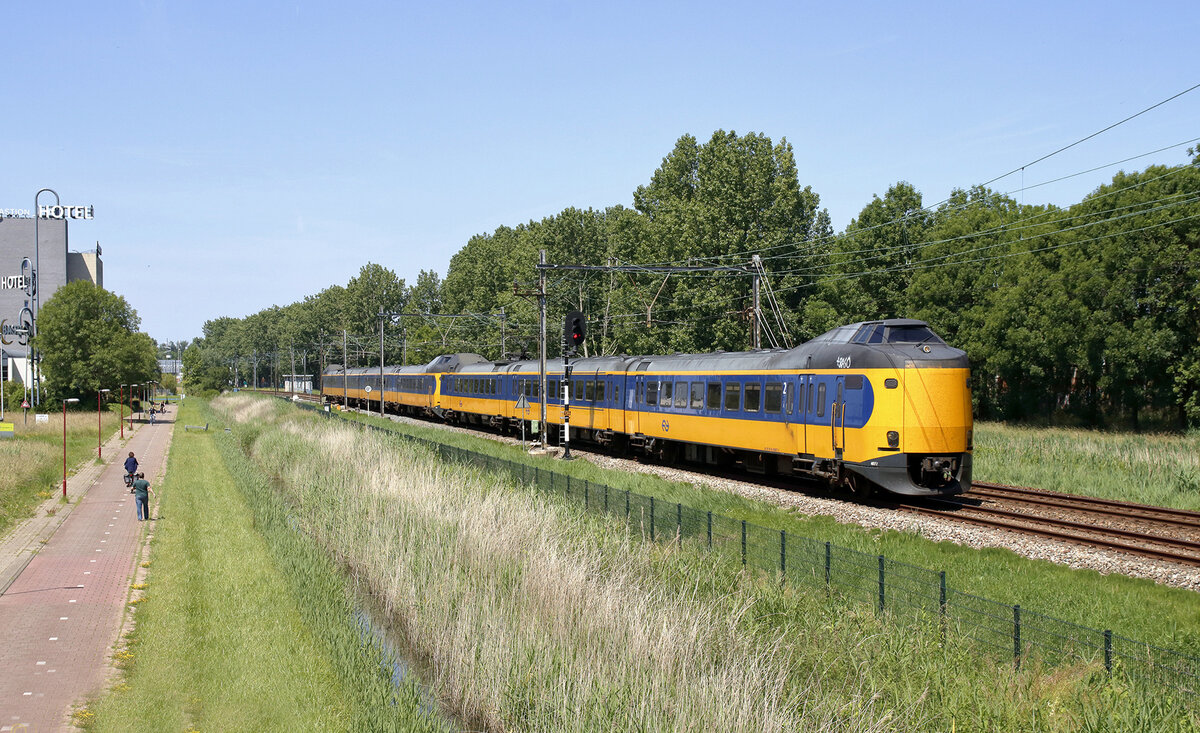 NS ICM 4077+4202 von Den Haag CS nach Amersfoort, Zoetermeer 16 juni 2022.