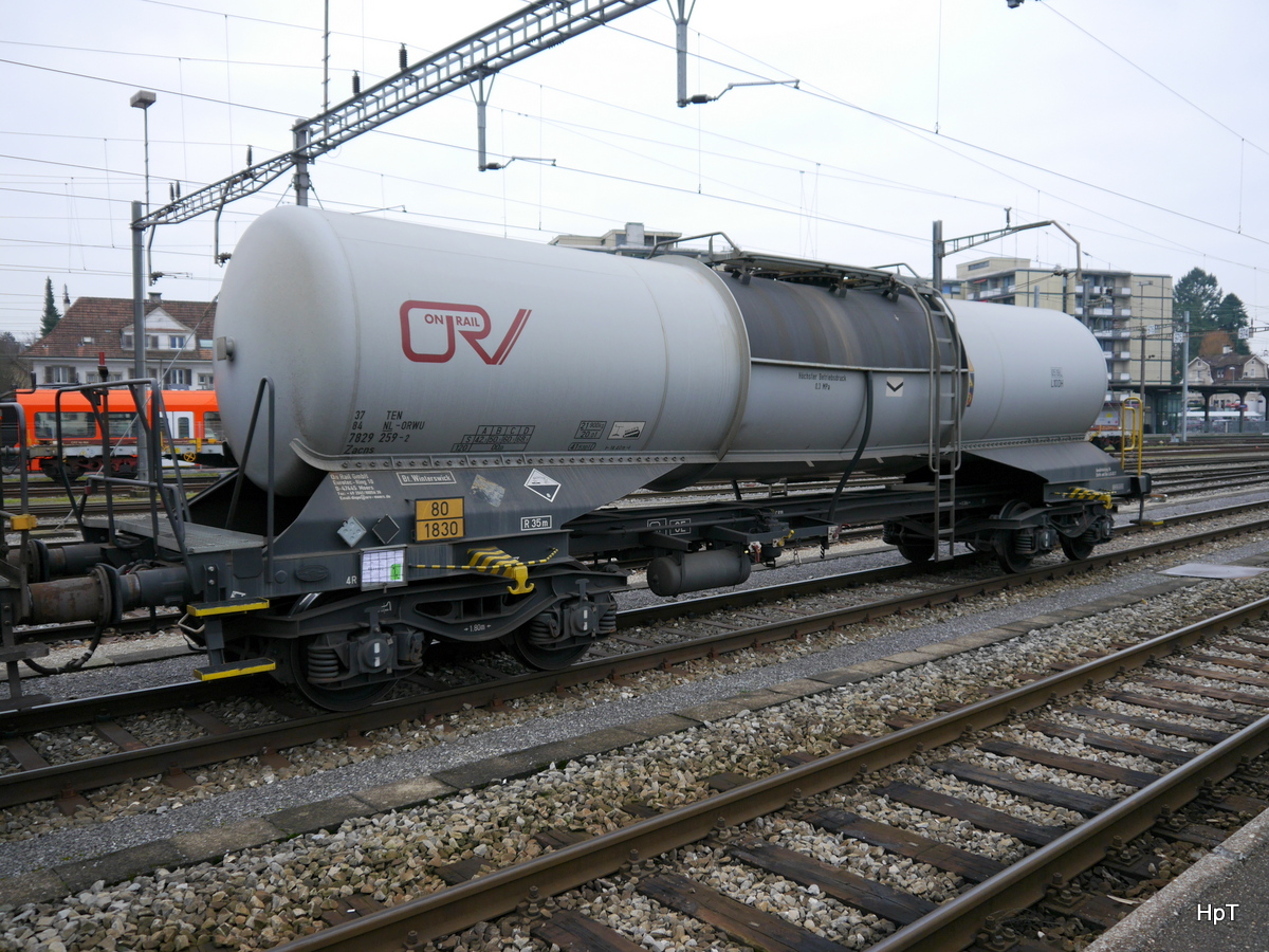 NS - Kesselwagen Zacns 37 84 782 9 259-2 im Bahnhof Solothurn am 27.01.2018