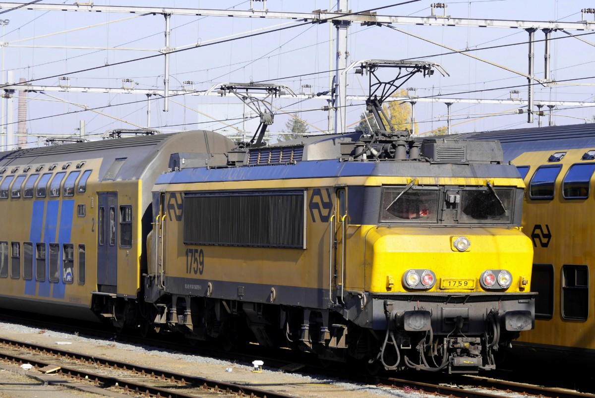 NS-Lok 1759 (NVR-Nr. 91 84 1 560 759-0 NL-NS) mit Doppelstockwagen in Maastricht (31.10.15)