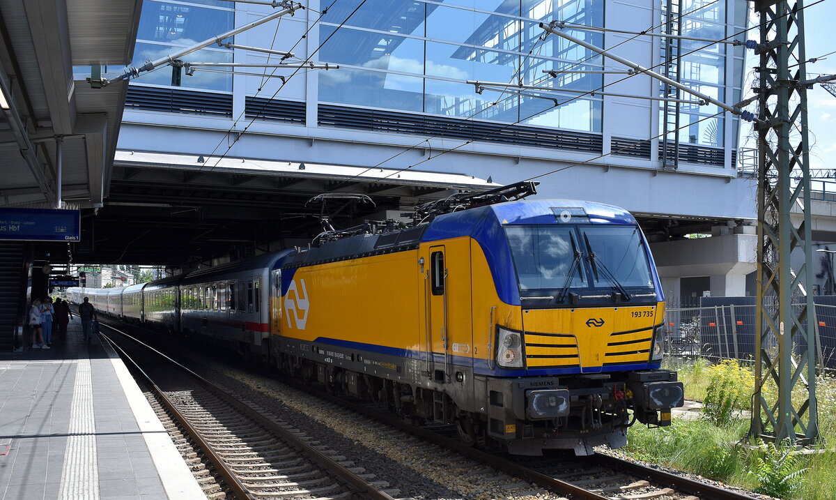 NS - Nederlandse Spoorwegen N.V., Utrecht [NL] mit der ELL Vectron  193 735  und IC-Wagengarnitur auf dem Weg zur Bereitstellung Bahnhof Berlin-Ostbahnhof am 29.07.24 Höhe Bahnhof Berlin-Ostkreuz.