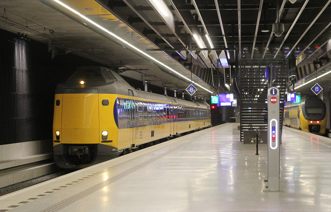 NS-Triebzug 4071 wurde am 26. Dezember 2016 im (unterirdischen) Bahnhof von Delft fotografiert.
Der Zug war als IC 2636 von Lelystad Centrum nach Vlissingen unterwegs.