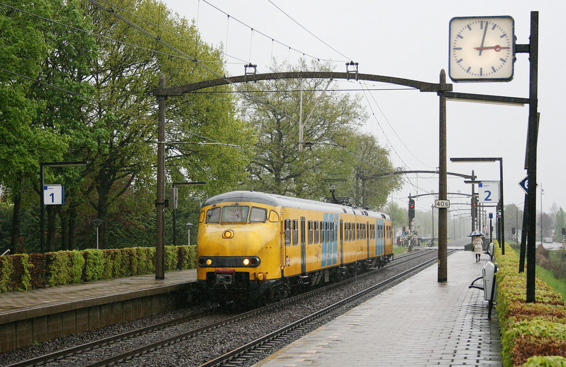 NS-Triebzug 931 im Bahnhof Helmond 't Hout.
Aufnahmedatum: 2. Mai 2010
