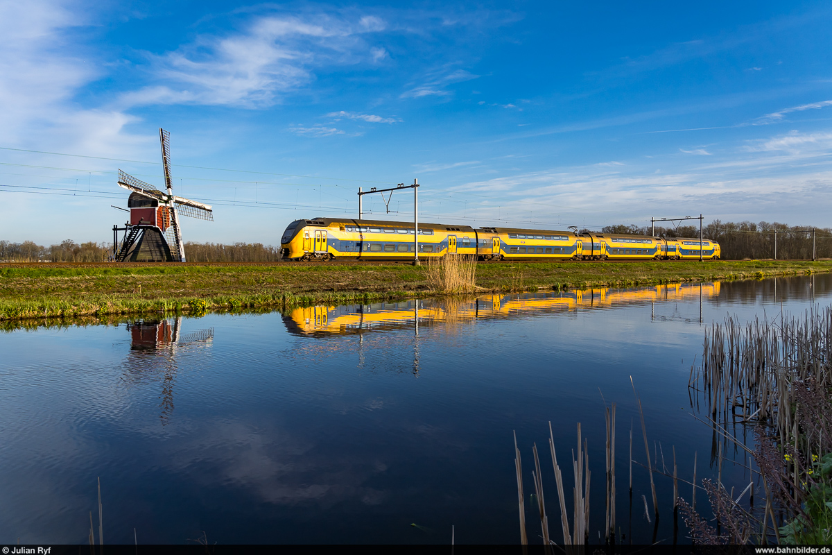NS VIRM / Noordwijkerhout, 14. April 2022<br>
IC Vlissingen - Amsterdam Centraal