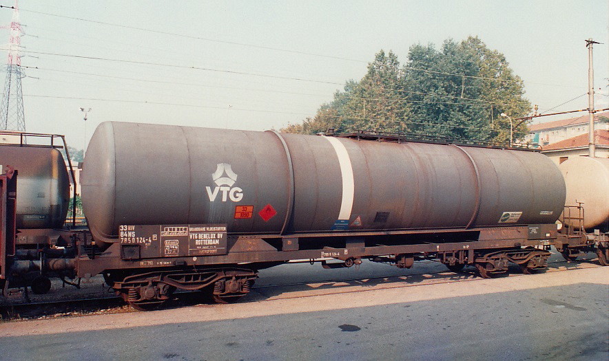 NS VTG Benelux Kesselwagen in Mailand, Nov. 1994 (Hinweis: in www.rail-pictures.com Bild mit Weißabgleich)