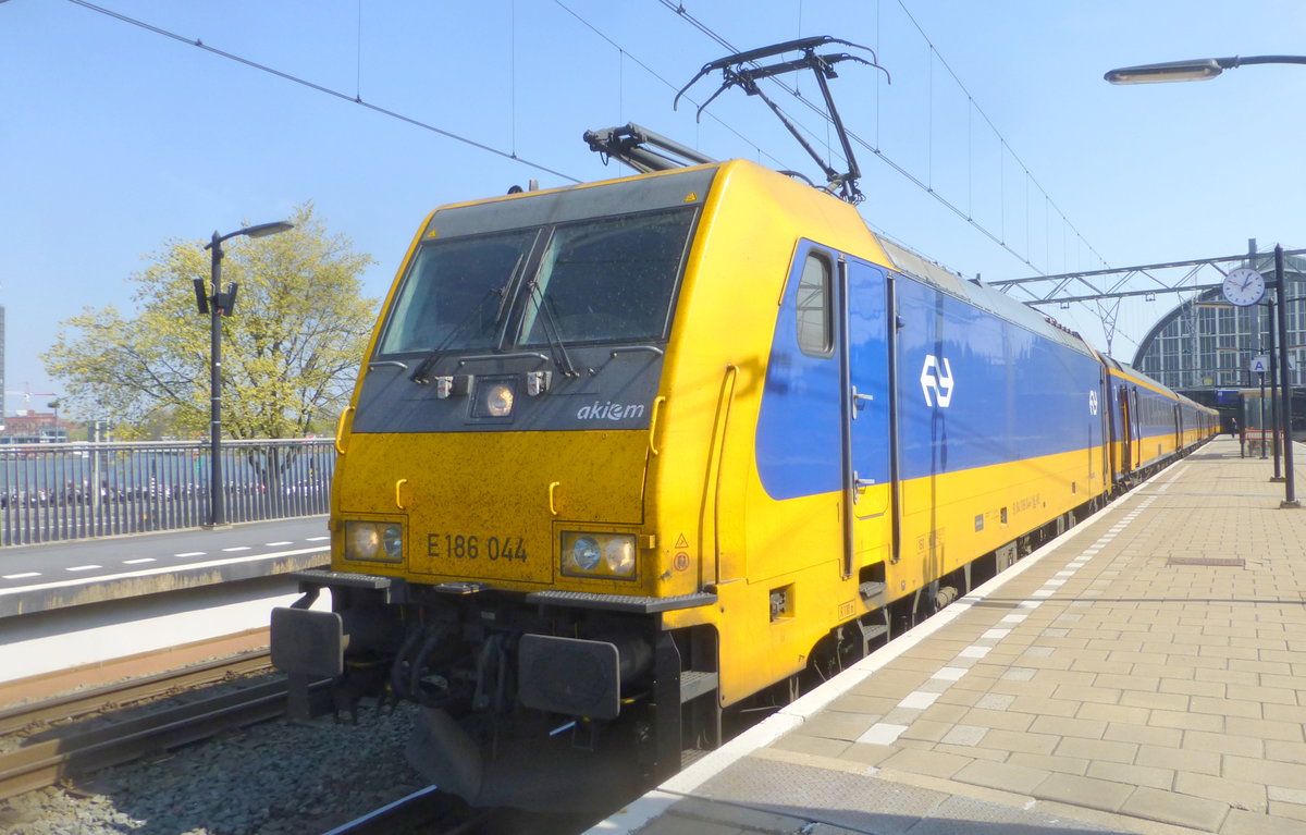 NS/akiem E 186 044 stand am 16.4.19 in Amsterdam Centraal als ICD950 nach Breda auf Gleis 14a.