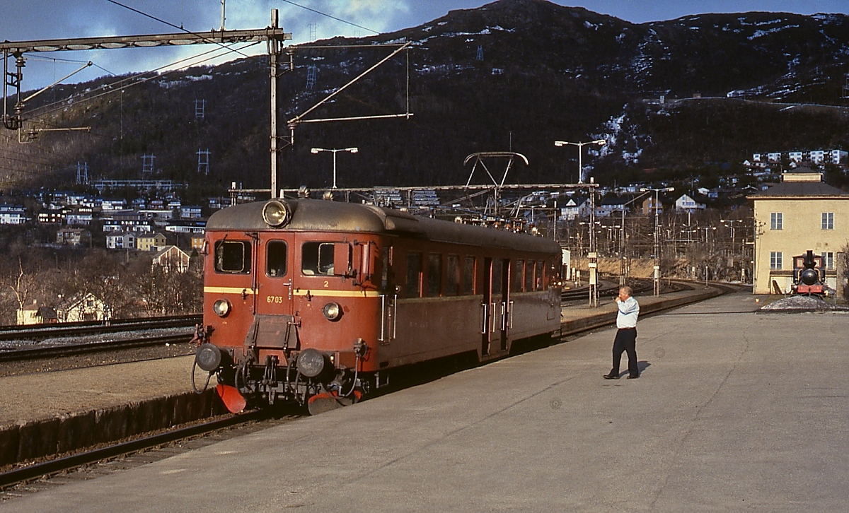 NSB 67 03 im Mai 1988 im Bahnhof Narvik. Dieser 1953 in Dienst gestellte Triebwagen versah den damals noch existierenden Lokalverkehr auf der Ofotbahn zwischen Narvik und Björnfjell an der schwedischen Grenze.