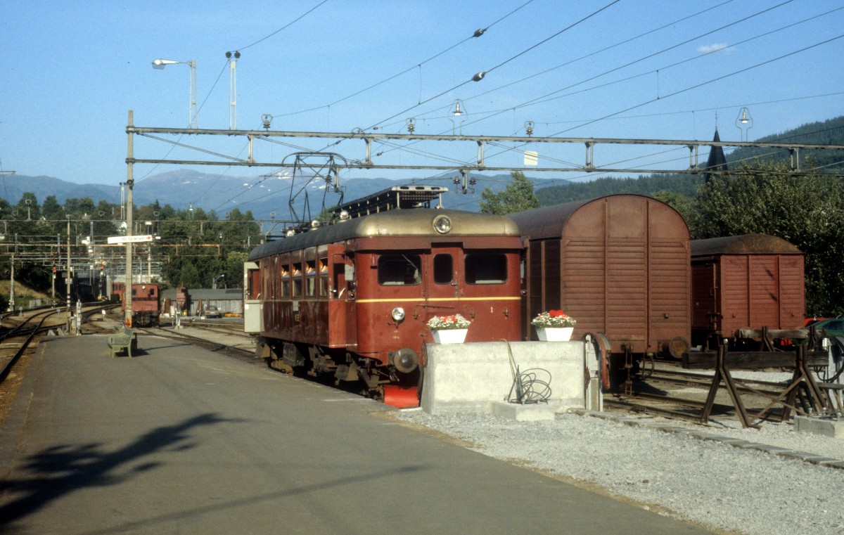 NSB Bahnhof Voss am 2. August 1982. Im Bild sieht man u.a. den ET BM 64.06 der NSB-Lokalbahn nach Granvin.