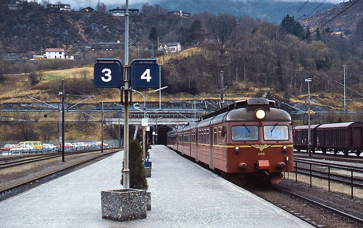 NSB-BM 69031 kommt im Mai 1988 in Bergen an. Zwischen 1970 und 1990 wurden insgesamt 85 dieser Triebwagenzüge in verschiedenen Ausführungen in Dienst gestellt.