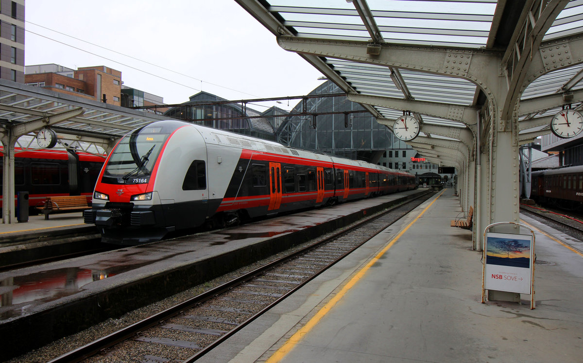 NSB BM 75 164 steht am Morgen des 02.06.2019 als Tog Nummer 2622 nach Arna in Bergen S zur Abfahrt bereit.