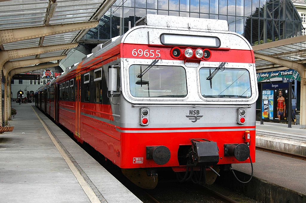 NSB Bm69 655 ist am 01.09.06 gerade in Bergen S eingefahren Bahnbilder.de
