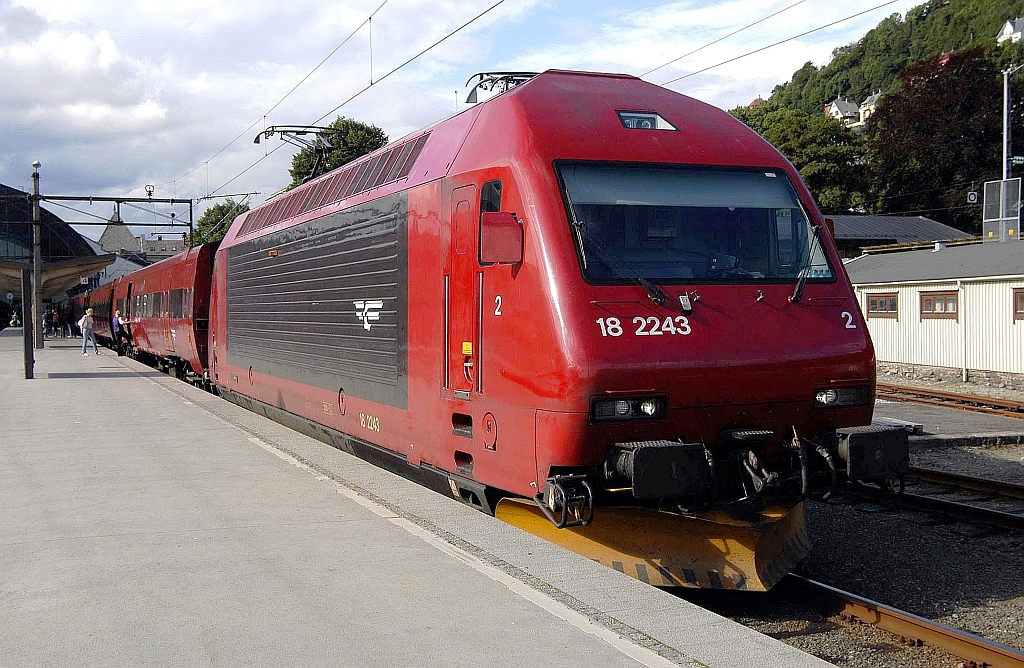NSB EI 18 2243 mit EX 64 nach Oslo S steht am 01.09.06 abfahrtbereit in Bergen S.