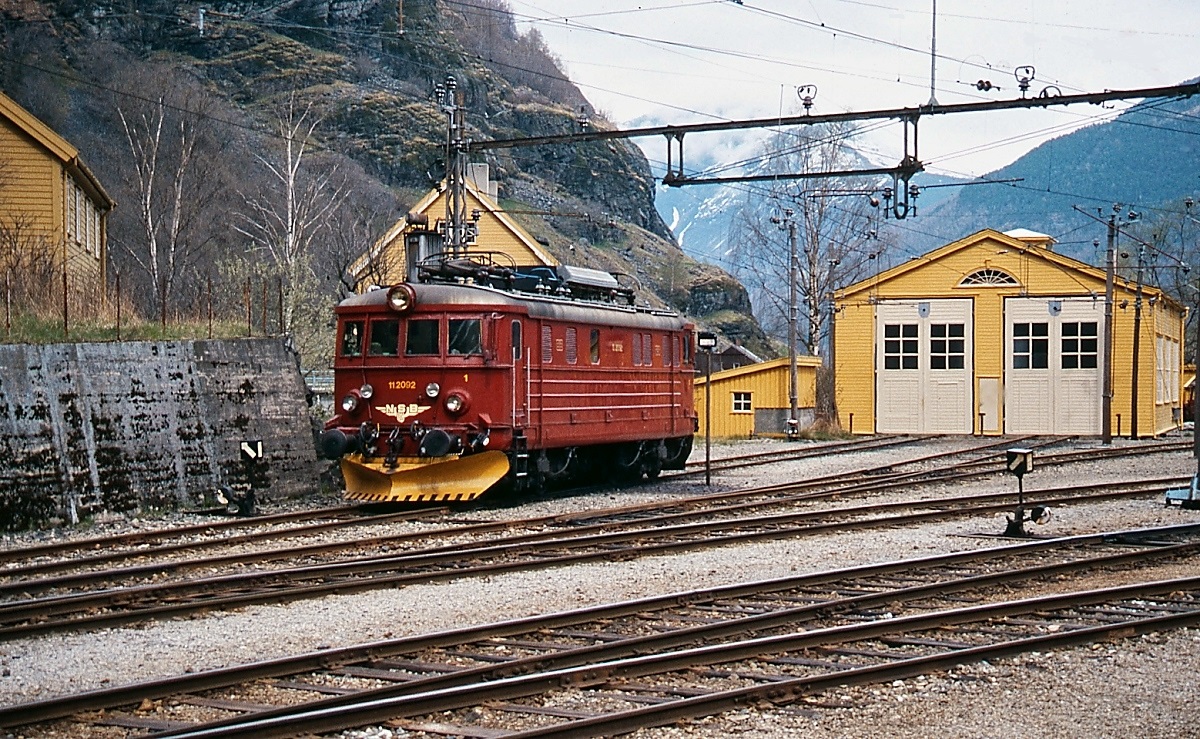 NSB El 11a 2002 im Mai 1988 vor dem Lokschuppen im Flam