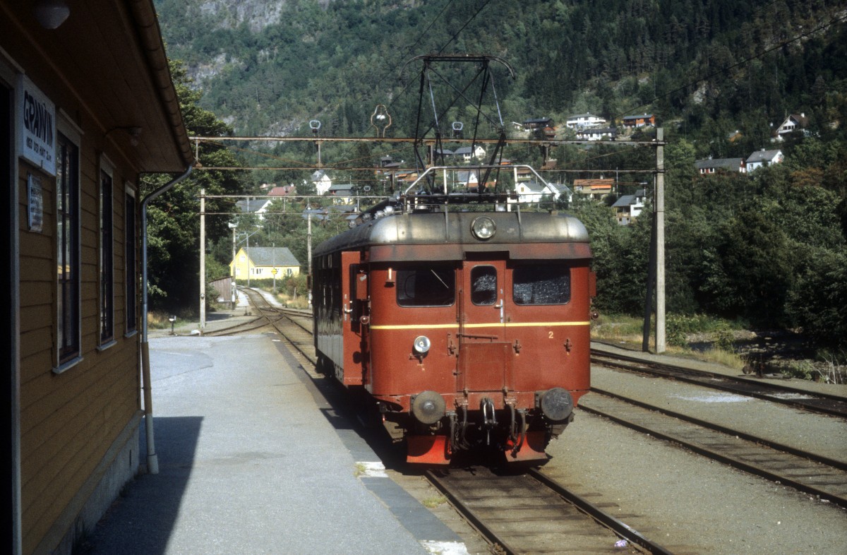 NSB Nebenbahn Voss - Granvin (ET BM 64.06, Strømmen 1934) Bahnhof Granvin am 4. August 1982.