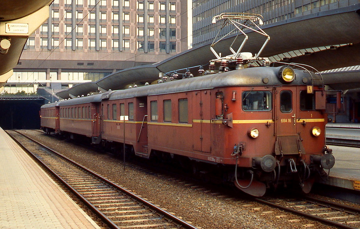 NSB Type 68A 16 in Oslo Sentralstasjonen (Hauptbahnhof) Anfang Mai 1988