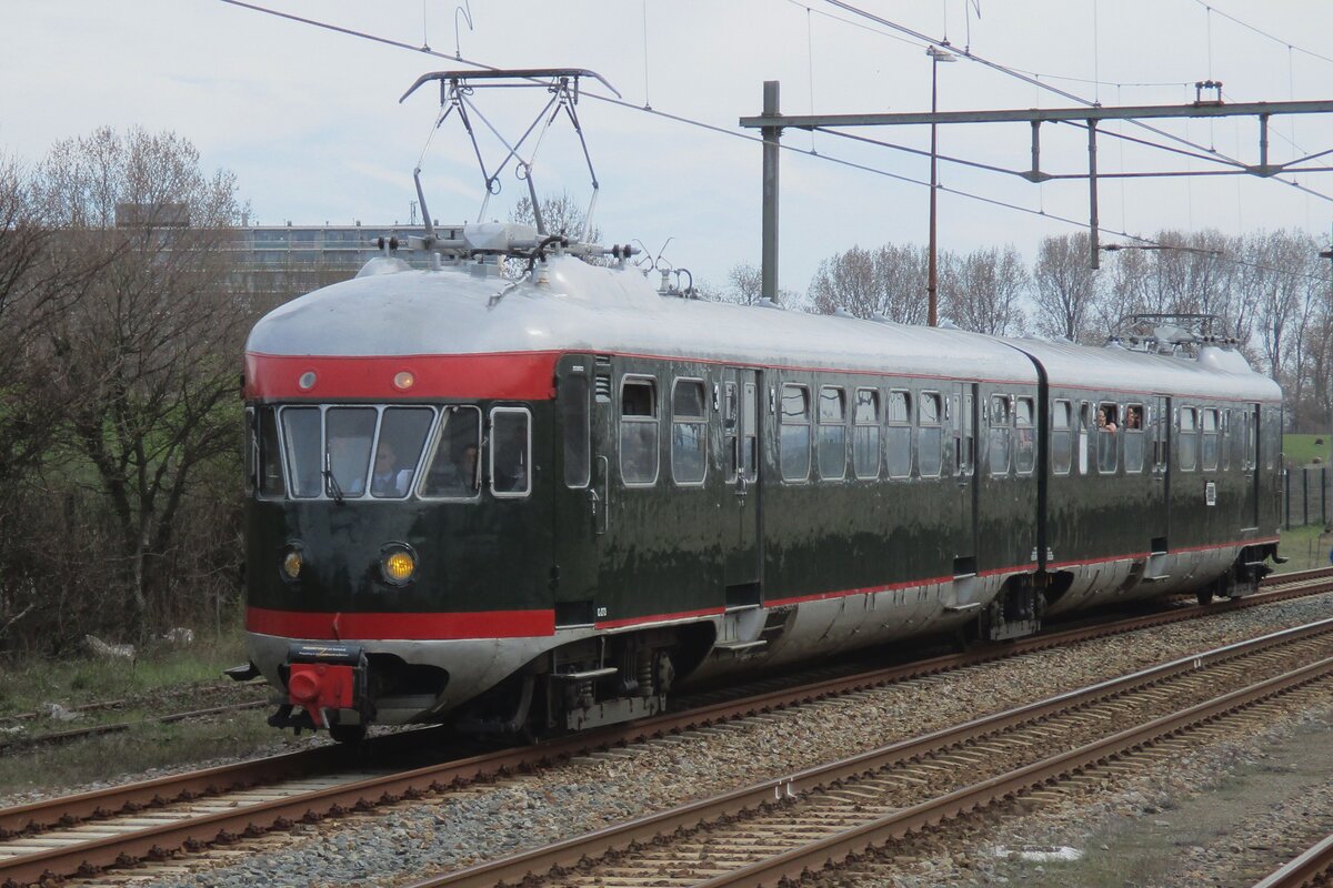 NS(M) 273 treft am 26 März 2017 in Hoek-van-Holland ein als ein von drei Sonderzüge während das Abschied von die Bahnstrecke Rotterdam <=>Hoek van Holland.