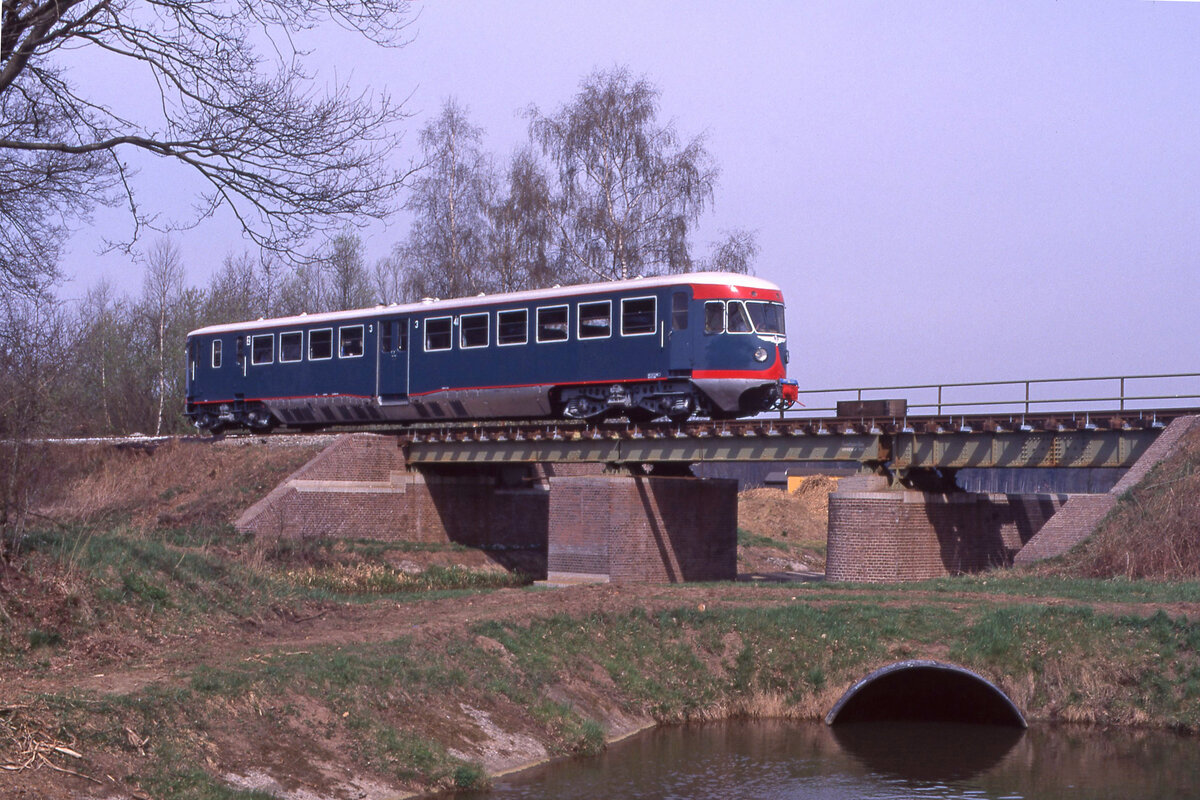 NSM 41 als Sonderzug 37371 (Dieren - Winterswijk) auf der Brücke des Seitenkanals nahe der früheren Haltestelle Warken, östlich Warnsveld, 20.04.1996, 12.43u. Scanbild 7139, Fujichrome100.