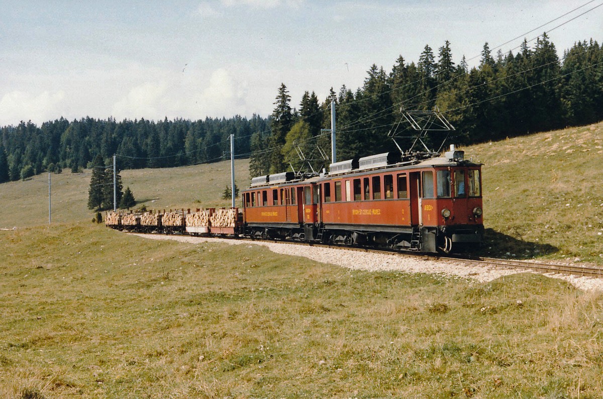 NStCM: Auf der NStCM kam es in früheren Jahren auch zur Führung von Holzblockzügen bis Nyon. Einer dieser seltenen Züge mit der Doppeltraktion ABDe 4/1 1, 1916 und ABDe 4/4 10, 1918 konnte im Oktober 1985 zwischen La Cure und St-Cergue verewigt werden.
Foto: Walter Ruetsch 