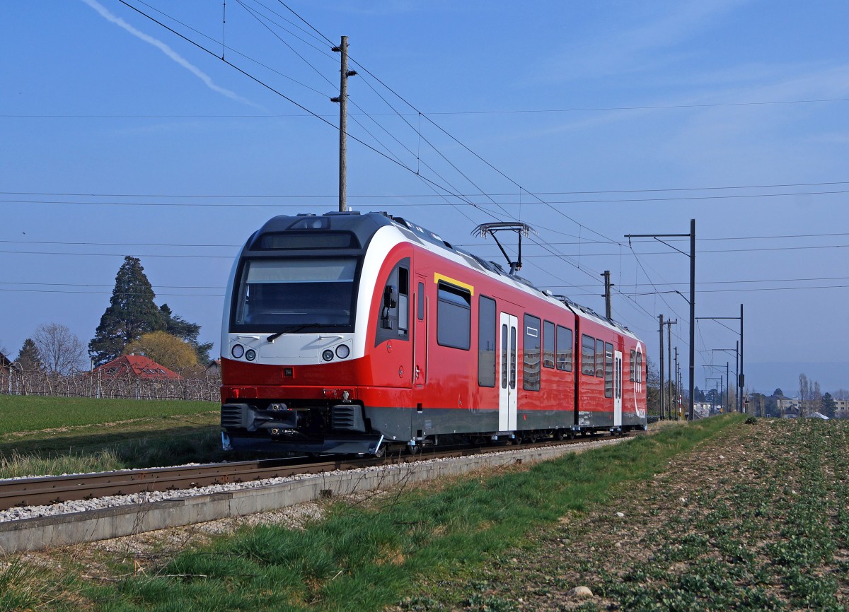 NStCM: Der erste neu Triebzug von Stadler Rail ist in Nyon eingetroffen. Am 19. März 2015 absolvierte der ABe 4/8 402-401 bereits eine der ersten Versuchsfahrten zwischen Plantaz und Trelex.
Foto: Walter Ruetsch