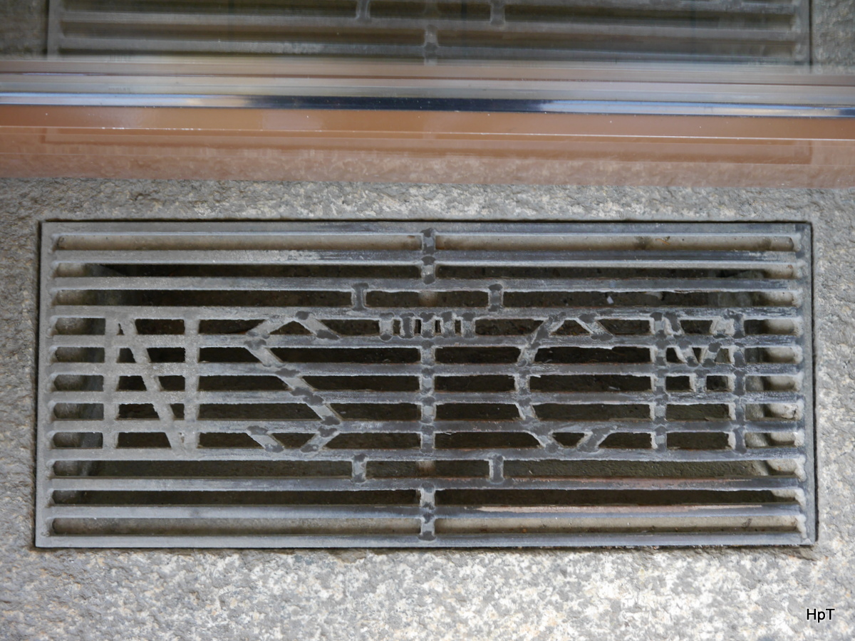 NStCM - Fussabtretter mit Signet beim Eingang zum Wartesaal im Bahnhof von St.Sergue am 10.07.2016