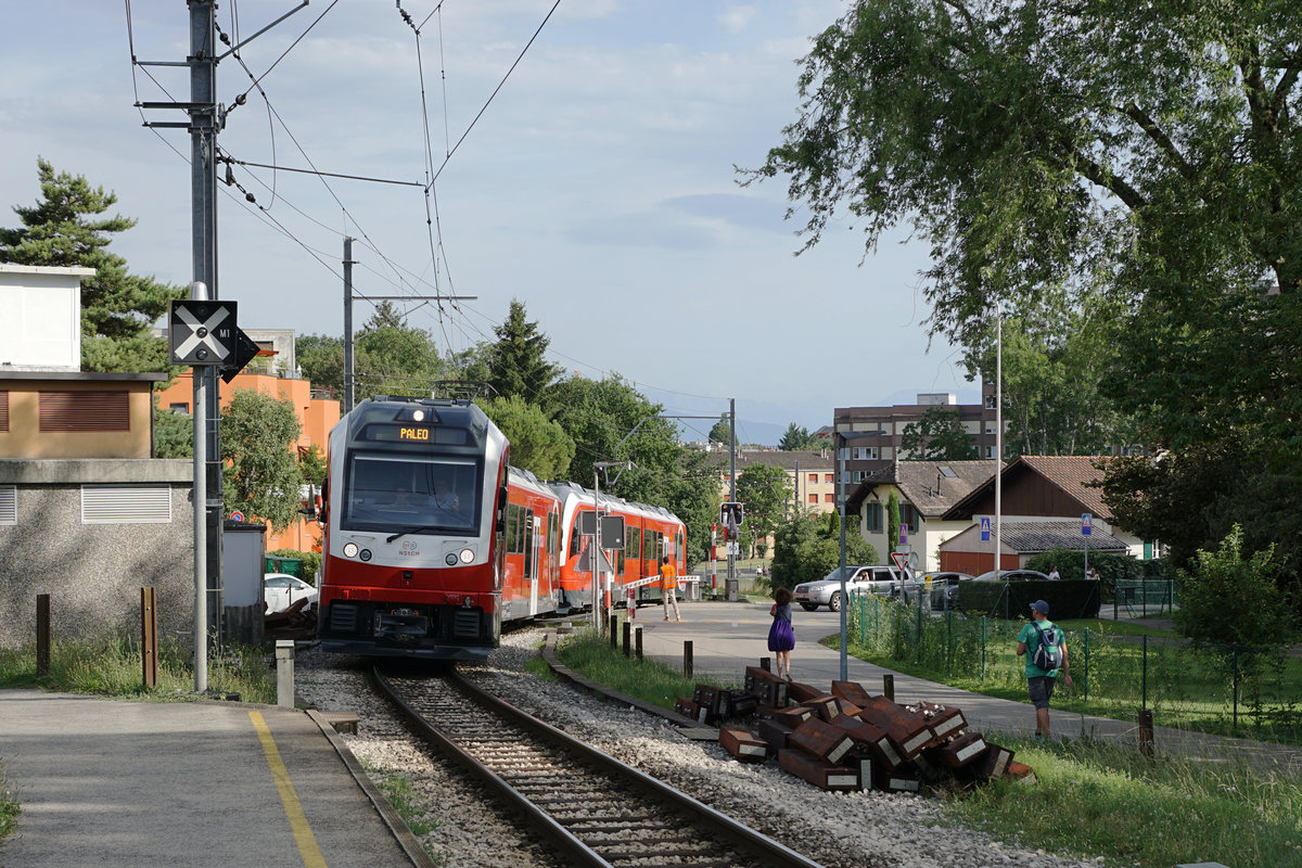 NStCM: Impressionen von der NStCM.
Das Paléo Festival (Musikvestival) Nyon fand vom 18. Juli 2017 bis 23. Juli 2017 statt. Jedes Jahr stellt dieser GROSSANLASS grosse Anforderungen an die NStCM. Für den PALEO-EXPRESS stand eine Doppeltraktion ABe 4/8 im Einsatz. Für den Normalverkehr wurden die drei Züge bestehend aus dem Rollmaterial 1985 auf drei Elemente verstärkt. Wegen Bauarbeiten an der Strecke verkehrten zwischen Arzier und La Cure Bahnersatzbusse. Die Reservefahrzeuge bestehend aus einer weiteren Doppeltraktion ABe 4/8 und einem Be 4/4 (1985) standen vor dem Depot Les Plantaz bereit. Die beiden B 341 und B 342 ehemals BTI/BD sowie der BDe 231 ehemals CJ wurden verschrottet.
Einfahrt des PALEO-EXPRESS in die Bahnstation Les Plantaz am 19. Juli 2017.
Foto: Walter Ruetsch 