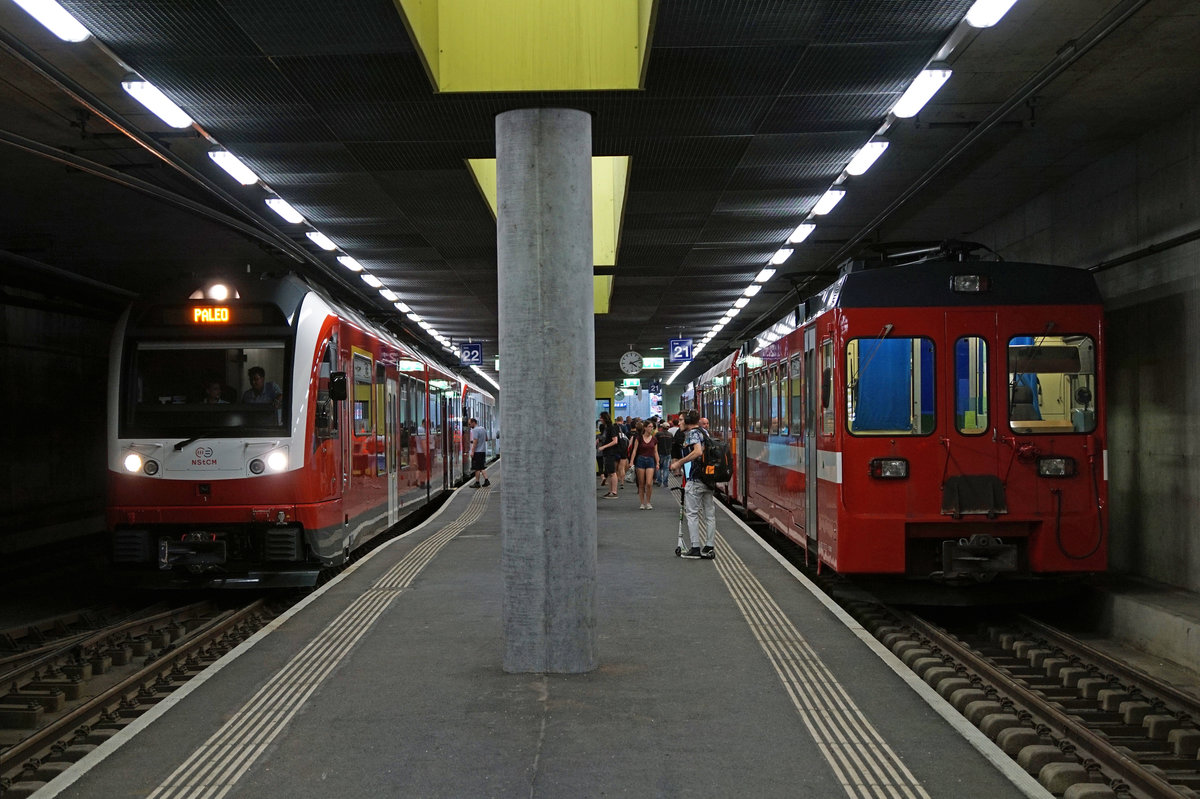 NStCM: Impressionen von der NStCM.
Das Paléo Festival (Musikvestival) Nyon fand vom 18. Juli 2017 bis 23. Juli 2017 statt. Jedes Jahr stellt dieser GROSSANLASS grosse Anforderungen an die NStCM. Für den PALEO-EXPRESS stand eine Doppeltraktion ABe 4/8 im Einsatz. Für den Normalverkehr wurden die drei Züge bestehend aus dem Rollmaterial 1985 auf drei Elemente verstärkt. Wegen Bauarbeiten an der Strecke verkehrten zwischen Arzier und La Cure Bahnersatzbusse. Die Reservefahrzeuge bestehend aus einer weiteren Doppeltraktion ABe 4/8 und einem Be 4/4 (1985) standen vor dem Depot Les Plantaz bereit. Die beiden B 341 und B 342 ehemals BTI/BD sowie der BDe 231 ehemals CJ wurden verschrottet.
Grosser Bahnhof Nyon anlässlich des Paléo Festivals. Diese Aufnahme mit gleich zwei Zügen (ALT UND NEU) stammt vom 19. Juli 2017.
Foto: Walter Ruetsch 