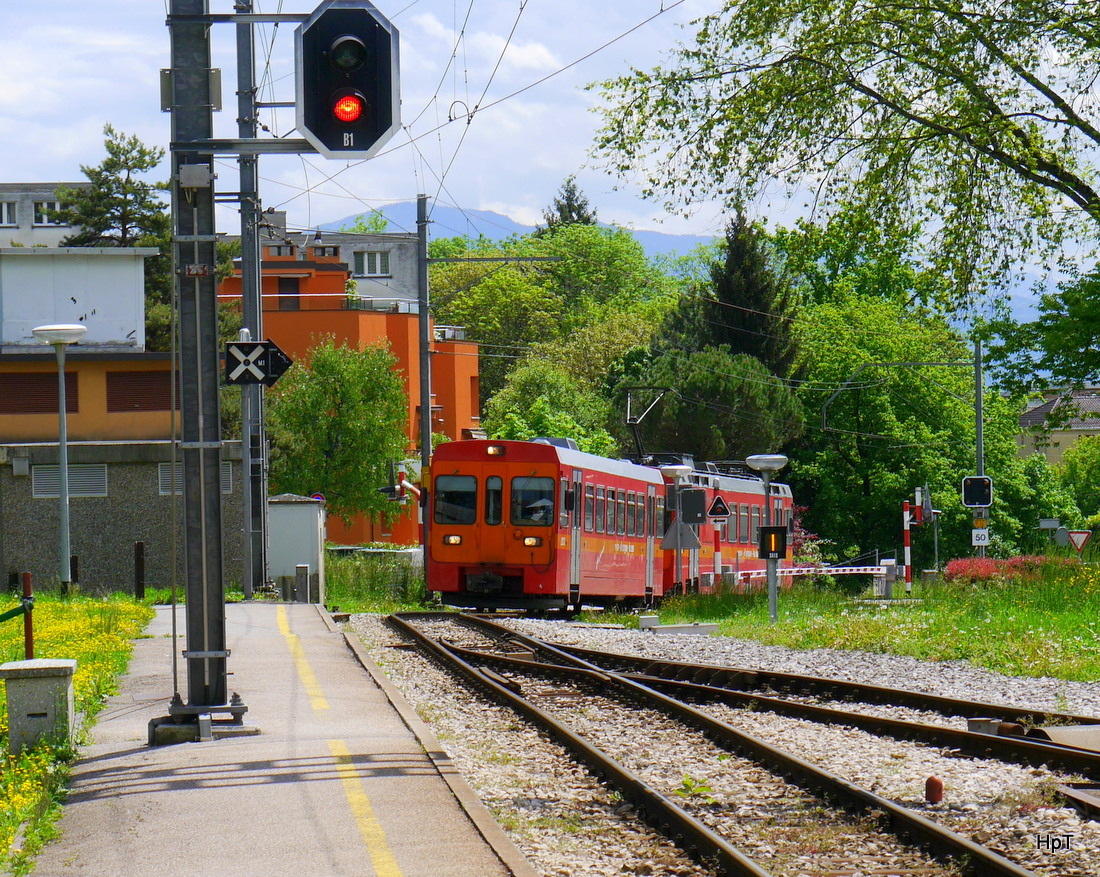 NStCM - Steuerwagen Bt 301 mit Triebwagen Be 4/4  203 unterwegs in Nyon am 06.05.2015