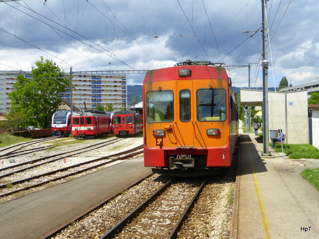 NStCM - Triebwagen ABe 4/8 403-404 und BDe 4/4 232 und BDe 4/4 211 und Regio mit Be 4/4 201 in Nyon am 06.05.2015