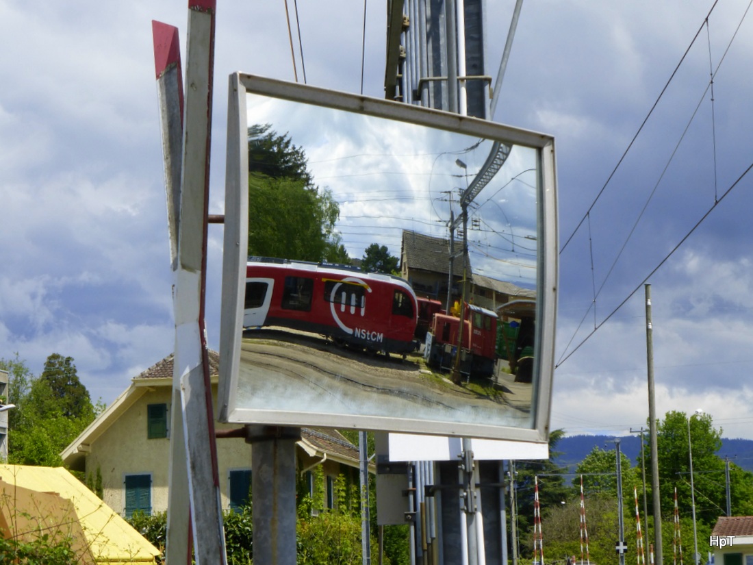 NStCM - Triebwagen ABe 4/8 401-402 und Tm 2/2  261 im Depotareal in Nyon am 06.05.2015