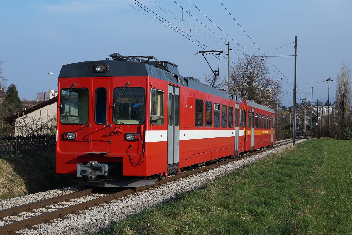 NStCM: Zur Zeit wird das Rollmaterial der NStCM umlackiert, zwecks einem einheitlichen Erscheinungsbild. Pendel mit altem und neuem Anstrich auf der Fahrt nach Saint-Cergue La Cure am 19. März 2015.
Foto: Walter Ruetsch  