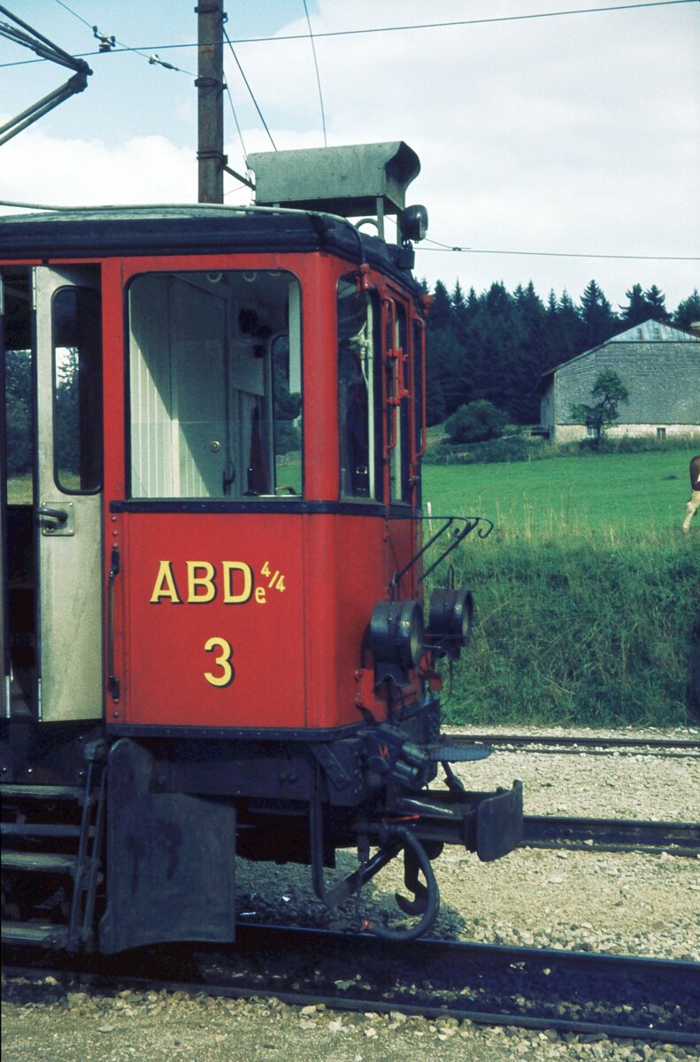 NStCM__Das typische Triebwagen-Gesicht ab 1916 für viele Jahrzehnte auf der Meterspurstrecke Nyon - St. Cergue - La Cure (Französisch-Schweizer Grenze quer durch den Bhf.) - Morez. Das frz. Teilstück wurde 1958 eingestellt. Tw 3 Bj. 1916.