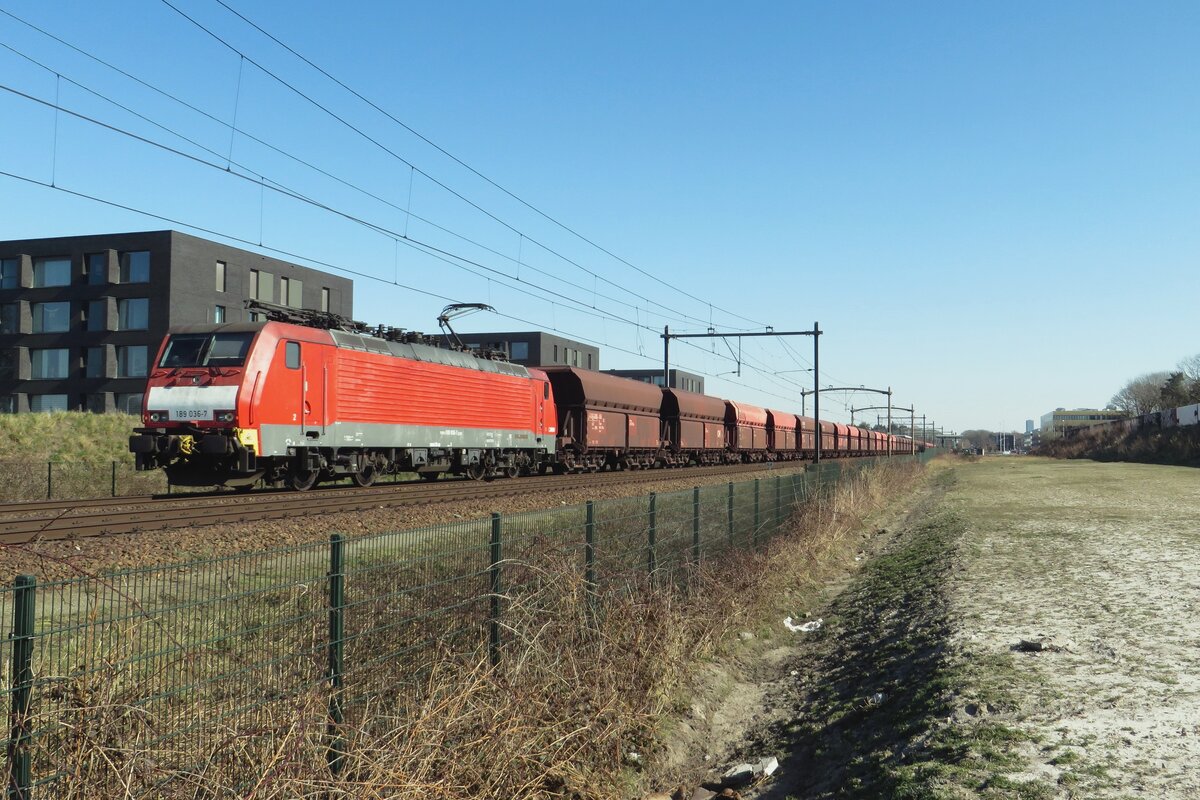 Nür eine Lok, 189 036, zieht der Leererzzug durch Tilburg-Reeshof nach das Rotterdammer Hafenrevier am 8 März 2022.