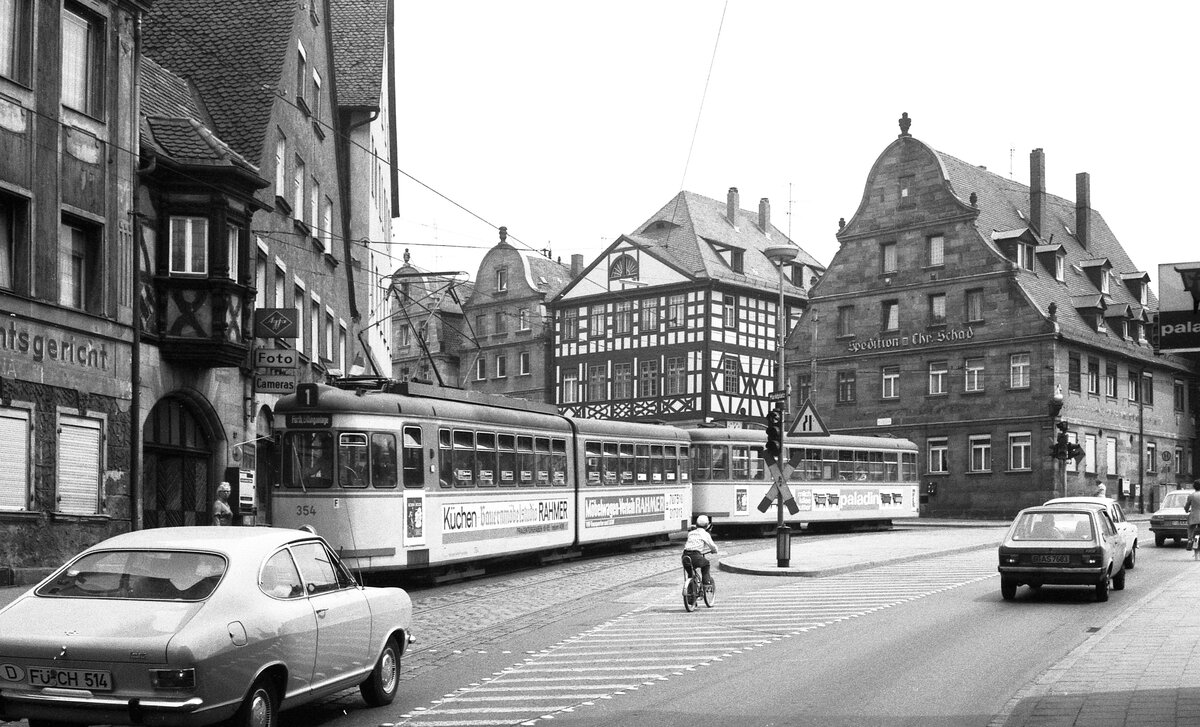 Nürnberg-Fürther Straßenbahn__ Blödes Auto !  war damals meine Reaktion, heute ist es Teil des historischen Ambientes. Tw 354 [GT6; MAN/Siemens 1966] mit B4 auf Linie 1 beim 'Grünen Markt' in Fürths Altstadt.__15-06-1976