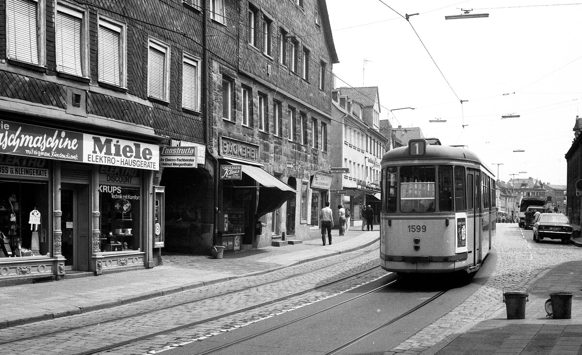 Nürnberg-Fürther Straßenbahn__Bw 1599 [B4;MAN 1964] auf Linie 1 in der Fürther Königstraße Richtung Rathaus unterwegs.__15-06-1976