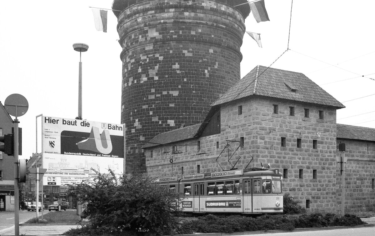 Nürnberg-Fürther Straßenbahn__Eine  bauende U-Bahn  gab es seinerzeit in Nürnberg ( Hier baut die U-Bahn ). Tw 351 [GT6; MAN/Siemens 1966] auf Linie 1 nach Fürth/Billinganlage.__15-06-1976