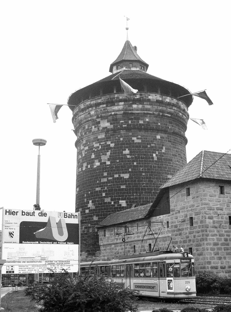 Nürnberg-Fürther Straßenbahn__( Hier baut die U-Bahn . Stadtbahn wäre sinnvoller gewesen, aber München hatte halt auch eine U-Bahn...Und bald kommt ja vielleicht die Magnetschwebebahn dazu...). Tw 226 [T4; MAN, Siemens; 1958] mit Bw auf Linie 6 zum Westfriedhof.__15-06-1976