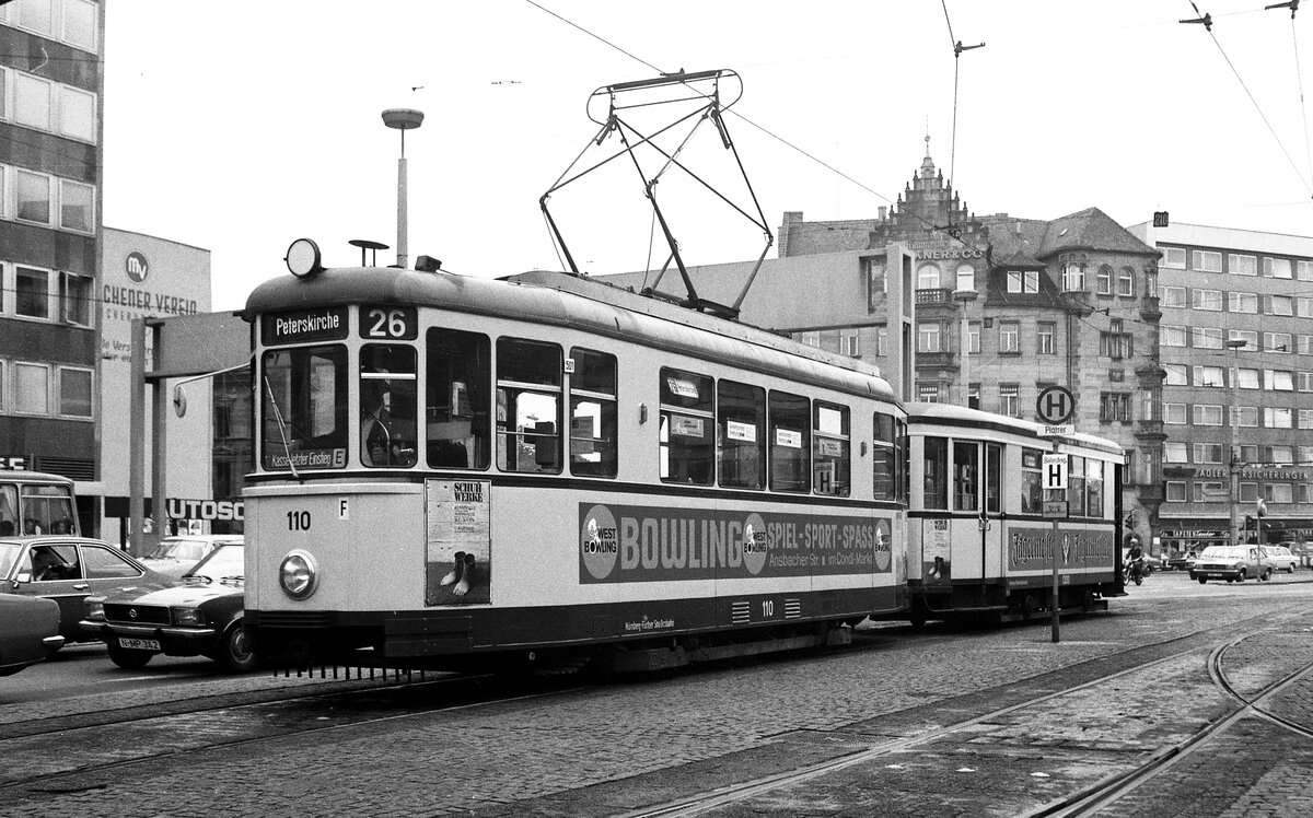 Nürnberg-Fürther Straßenbahn__Tw 110 [MAN/SSW 1953] mit Bw als Verstärkerlinie 26 auf der Verkehrsdrehscheibe 'Plärrer' mit Ziel 'Peterskirche' um vermutlich ins Depot St. Peter einzurücken.__21-07-1976