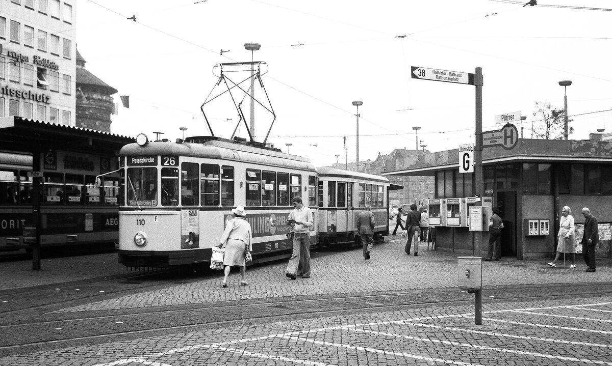 Nürnberg-Fürther Straßenbahn__Tw 110 [MAN/SSW 1953] mit Bw als Verstärkerlinie 26 auf der Verkehrsdrehscheibe 'Plärrer' mit Ziel 'Peterskirche' um vermutlich ins Depot St. Peter einzurücken.__21-07-1976