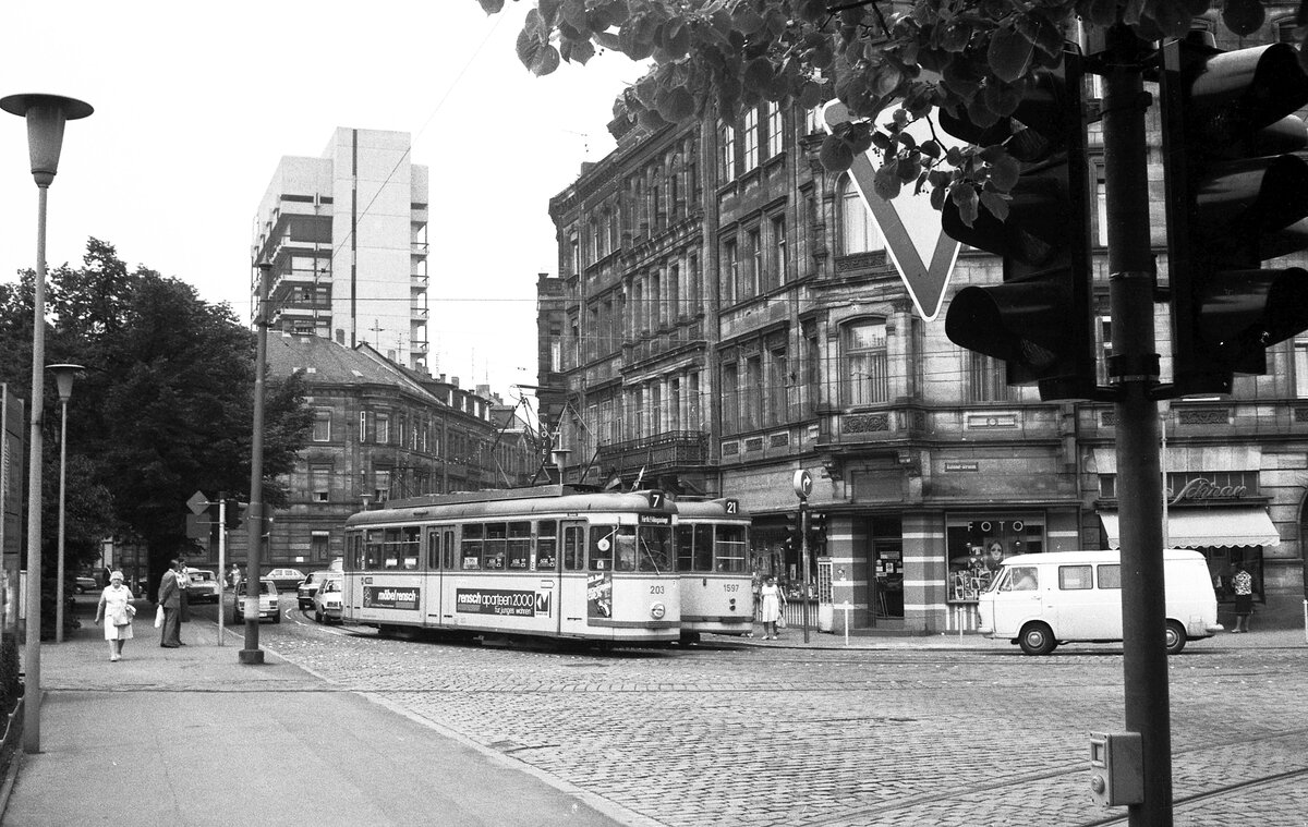 Nürnberg-Fürther Straßenbahn__Tw 203 [T4;MAN/Siemens 1957] auf Linie 7 und Bw 1597 [B4;MAN 1964] auf Linie 21 begegnen sich beim Fürther Bahnhof.__15-06-1976