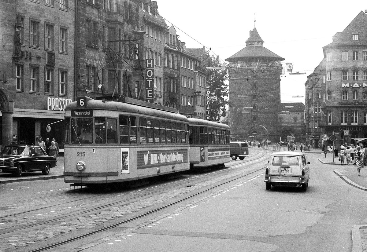 Nürnberg-Fürther Straßenbahn__Tw 215 [T4; MAN/Siemens; 1958] mit Bw auf Linie 6 in der Königstraße in Nürnberg. Im Hintergrund der Frauentor-Turm vor dem Bahnhofsplatz.__15-06-1976