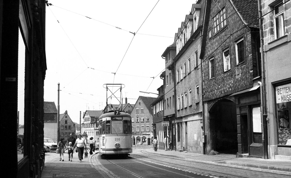Nürnberg-Fürther Straßenbahn__Tw 220 [T4; MAN/Siemens 1958] auf Linie 7 in der Fürther Altstadt an der Haltestelle 'Grüner Markt'. Links sind schon die ersten Altstadthäuser vom Gänsberg-Viertel  verschwunden .__15-06-1976