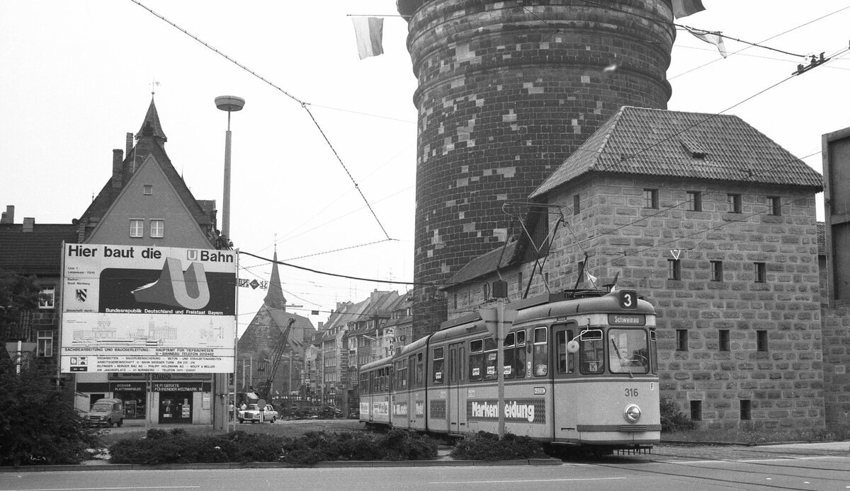 Nürnberg-Fürther Straßenbahn__Tw 316 [GT6; MAN/Siemens 1963] mit Bw auf Linie 3 aus der Ludwigstr. kommend fährt am Spittlertor-Turm vorbei zum 'Plärrer'.__15-06-1976